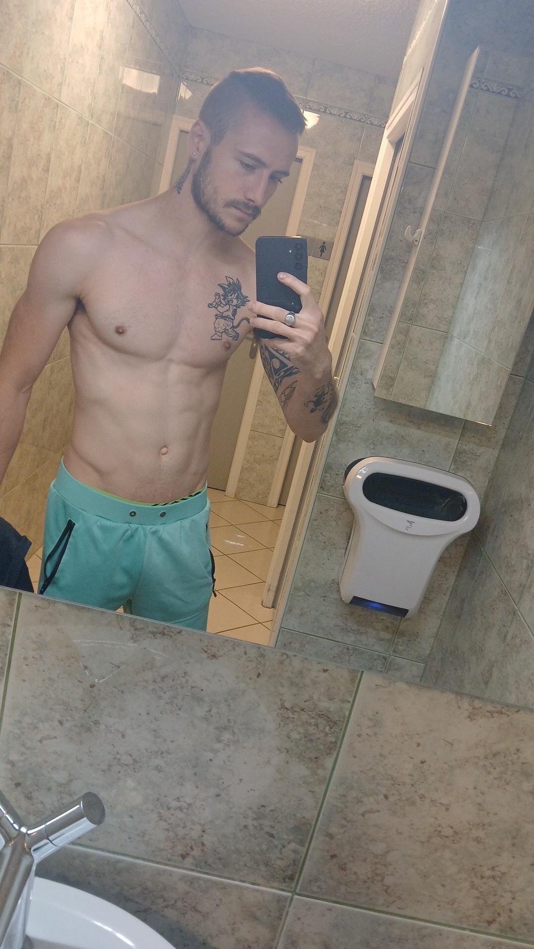 Profil de Manek, 28 ans, Sexe Monaco à Tilly-sur-Meuse